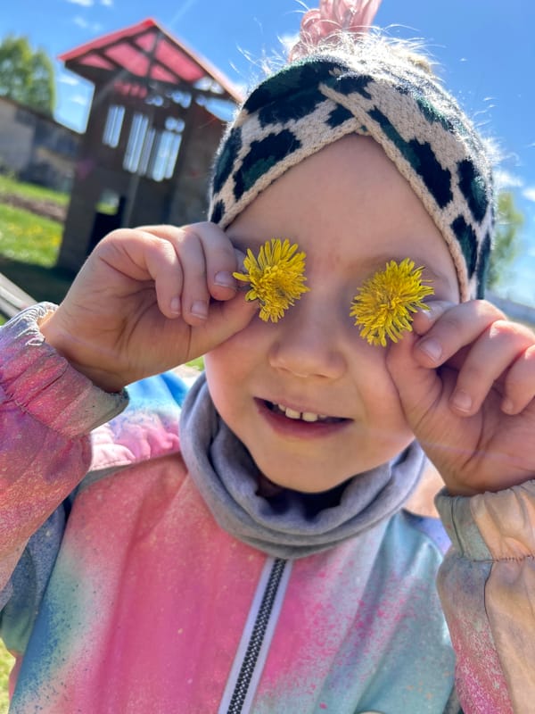Child plays with dandelions, enjoys ice cream in Кадряково
