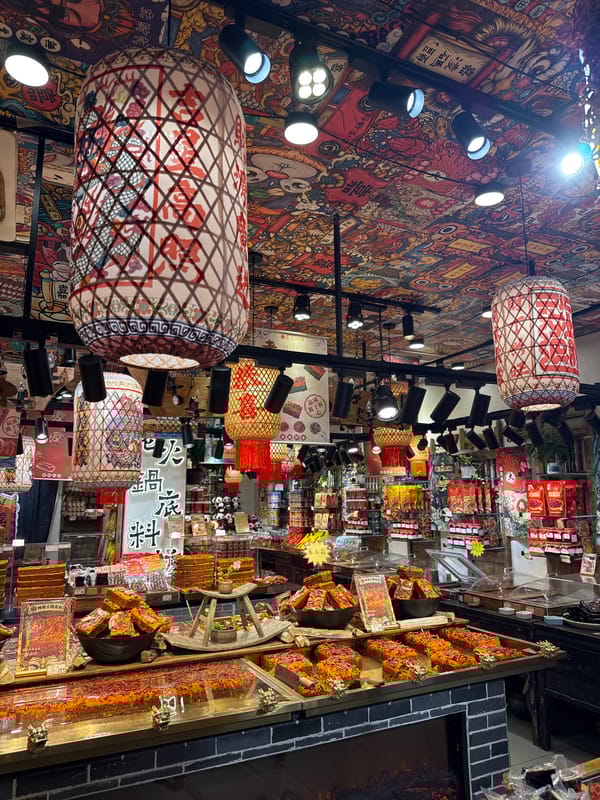 Diners enjoy meals at Chengdu restaurants during morning hours