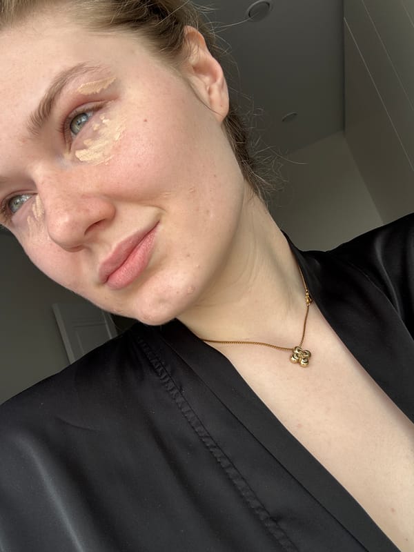 Woman's morning routine captured in Kazan selfie and makeup