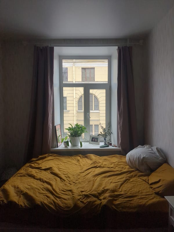 Domestic life documented in Saint Petersburg apartment over seven minutes