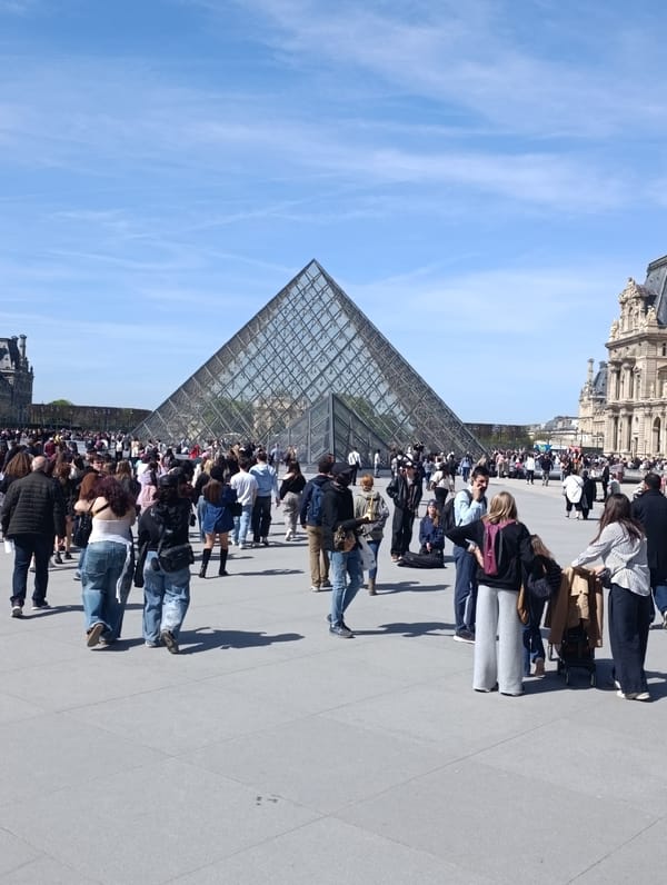 Tourist visits Louvre, blue McLaren spotted in Paris garage