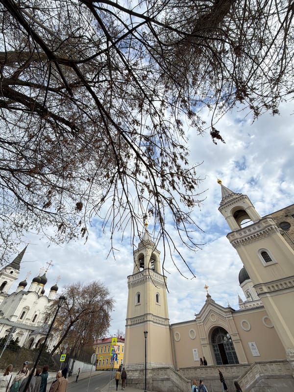 Walking tour captures Moscow street scenes and Orthodox churches