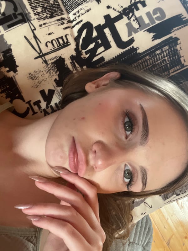 Casual selfie session on a patterned sofa in Ashkadar
