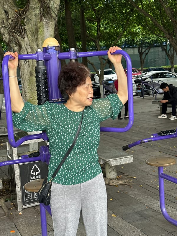 Morning life unfolds in Jiangjin: exercise, music, photography