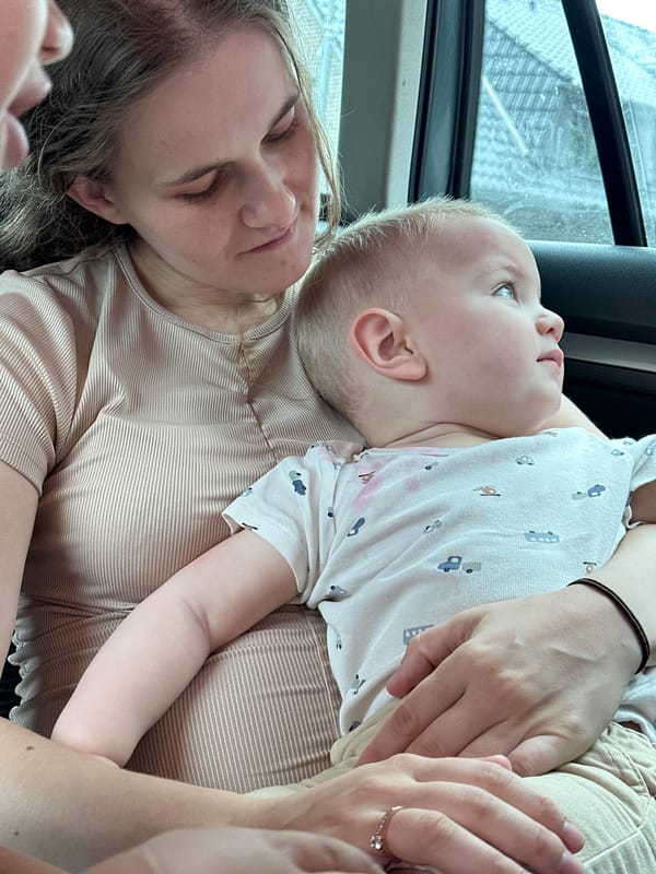 Family moments captured in Kutenholz: mother, baby interactions documented
