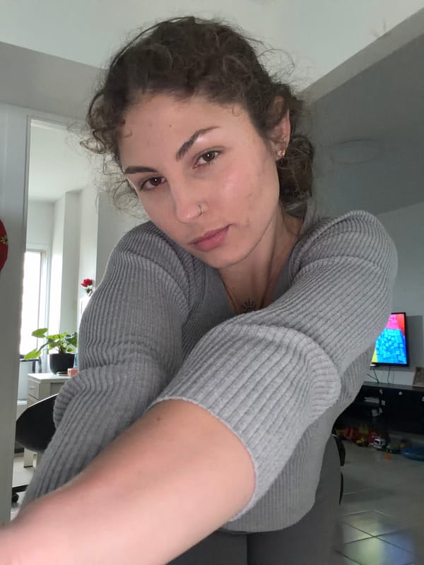 Woman with tattoos observed in Kiryat Bialik apartment