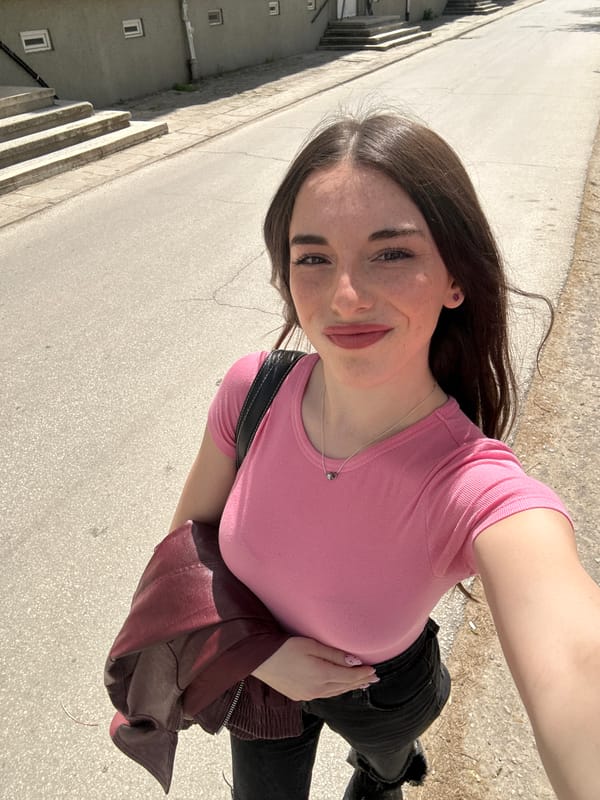 Woman takes sunny selfie in Plovdiv, shows manicured nails