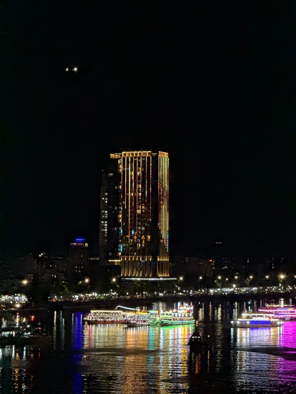 Da Nang International Fireworks Festival draws crowds to riverfront