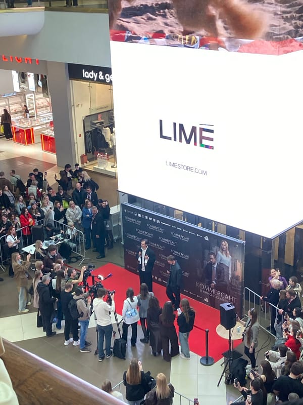 Shopping complex event draws crowds in Saint Petersburg
