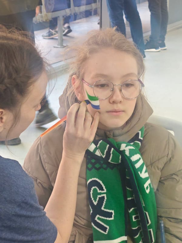 Child receives face painting in Novokuybyshevsk