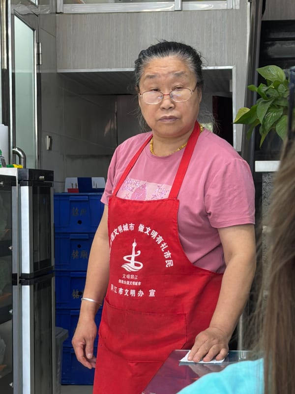 Early morning dining scenes captured across Tongjiang restaurants