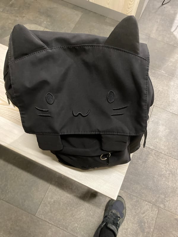 Person with blue-streaked hair documented eating, cooking in Gijón