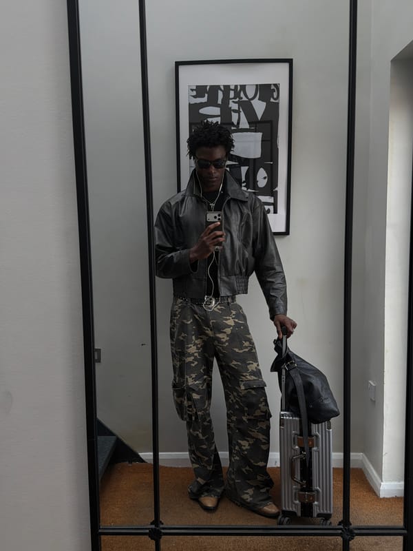 London mirror selfie session captures multiple people over afternoon