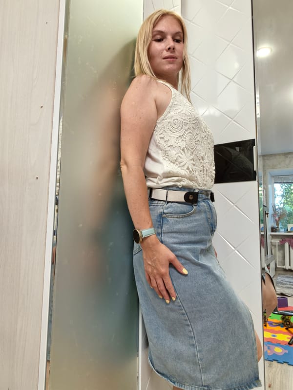 Casual home photo session in Sterlitamak, with a cat cameo