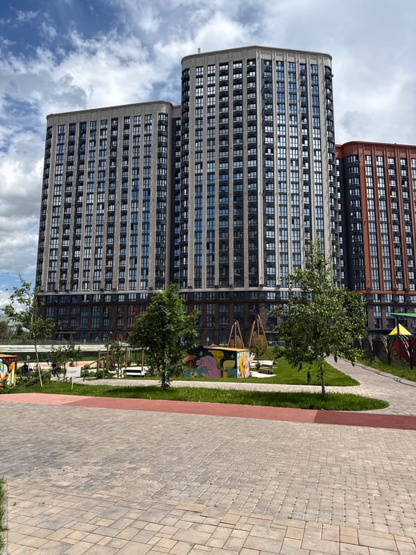 Routine residential scenes documented in Ovoshchnoy apartment complex
