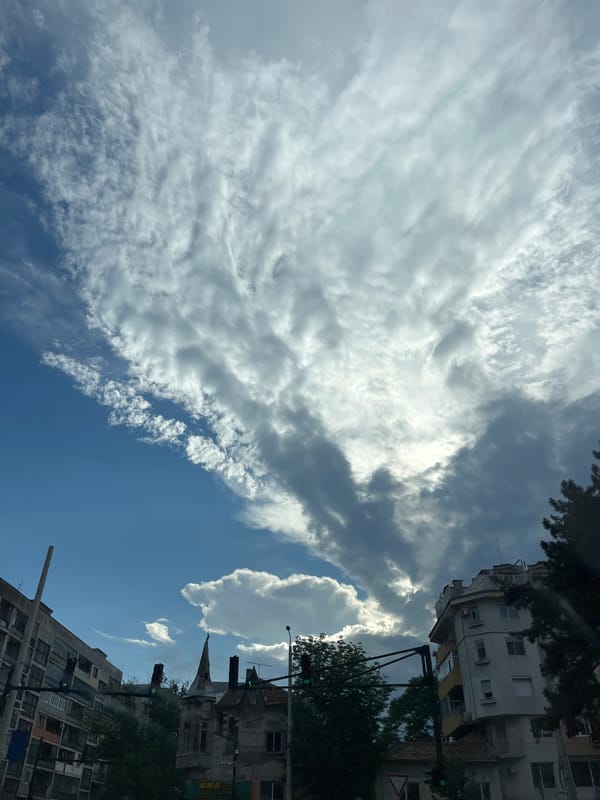 Sky observation recorded in Ruse, Bulgaria shows mixed cloud formations