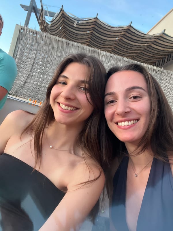 Sunset gathering on Alicante rooftops draws photographers and friends