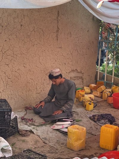 Kandahar street vendors conduct midday market business