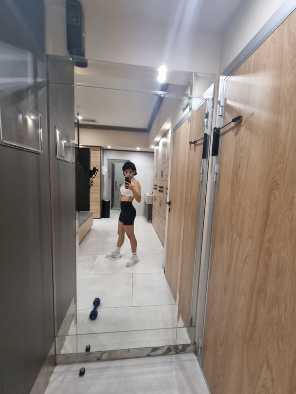 Early morning gym selfie captured in Plovdiv locker room