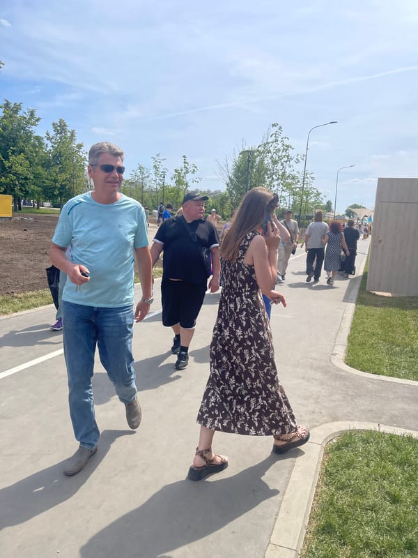 Moscow residents enjoy sunny Sunday morning at parks and beaches