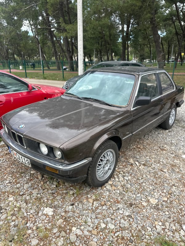 BMW E30 spotted parked on gravel in Podgorica