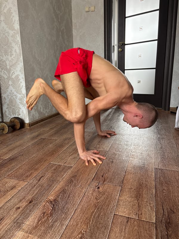 Man performs indoor workout routine in Ulyanovsk apartment