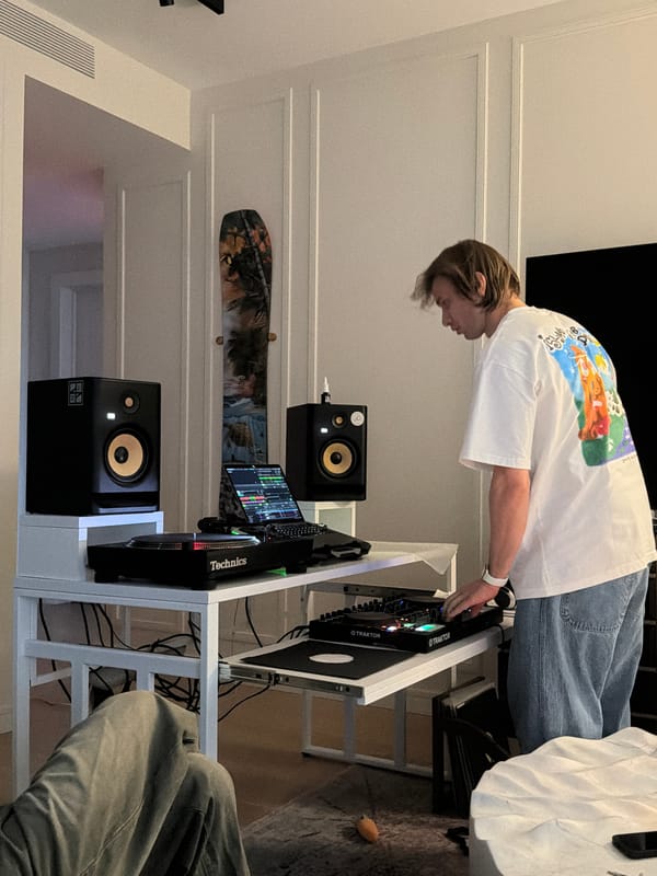 Late-night DJ session recorded in Moscow home studio