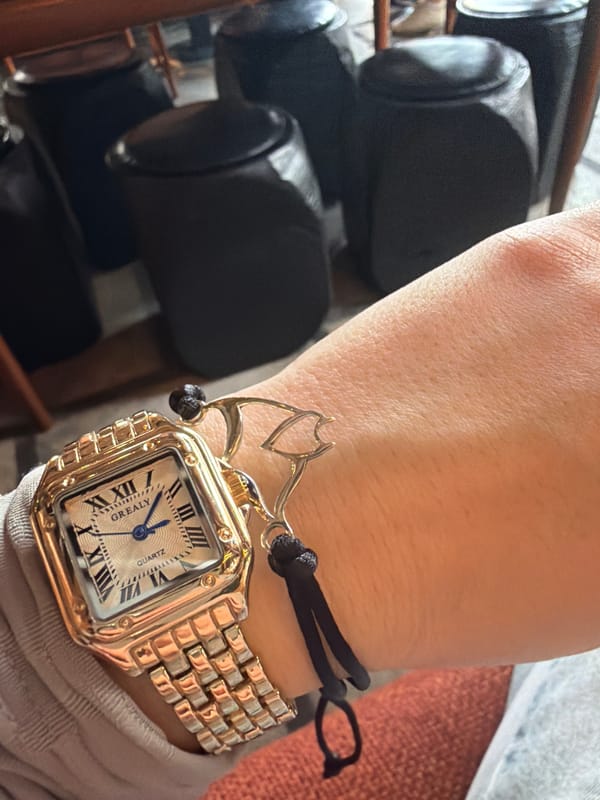Woman photographed at Moscow cafe wearing gold jewelry