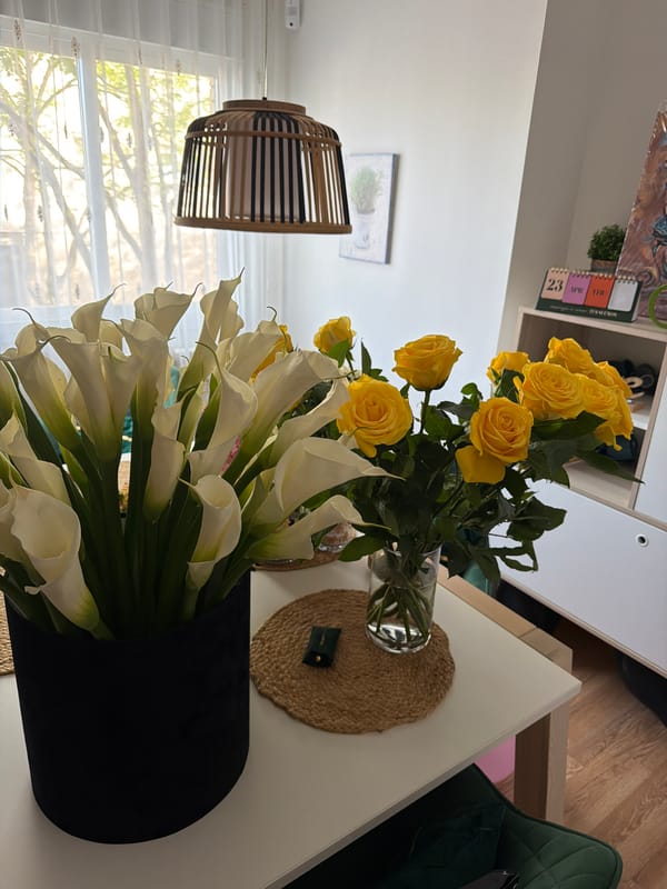 Elegant floral arrangements documented in Spanish coastal homes