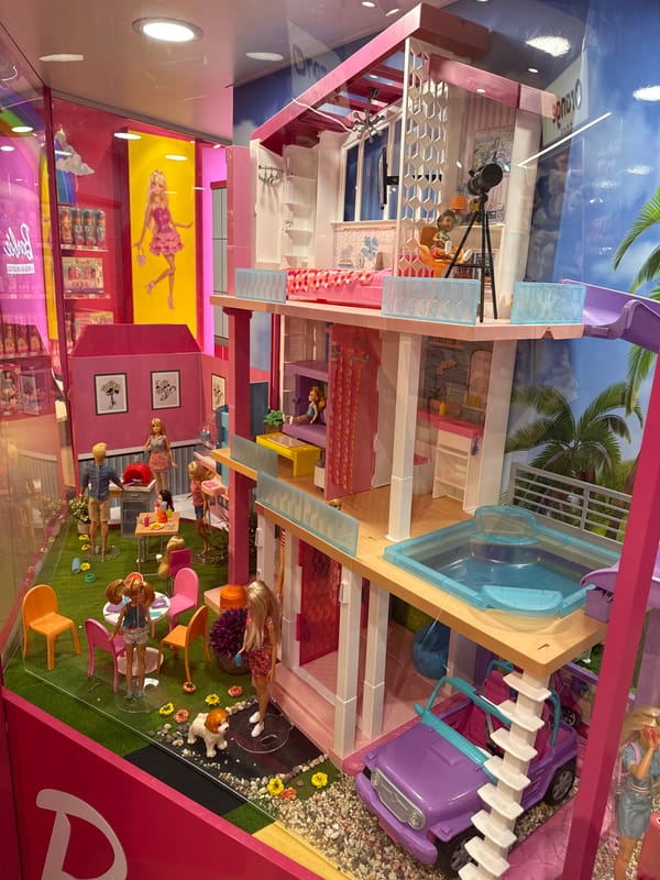 Moscow morning scenes capture street life and toy displays