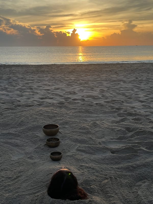 Sunset scenes along Đà Nẵng beach, sand rituals and shoreline walks