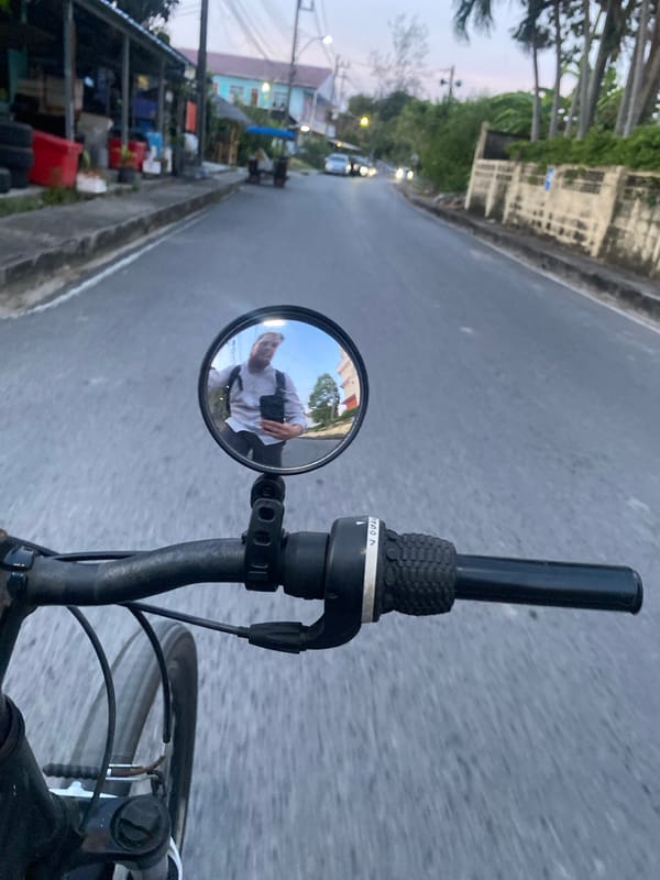 Cyclist documents evening journey through Choeng Thale residential area
