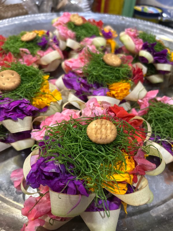 Balinese offerings and snack stops in Sukawati