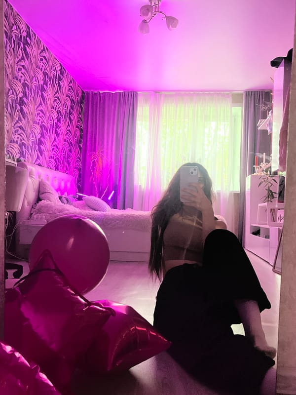 Selfies and styled room details under pink-purple lighting, Samara