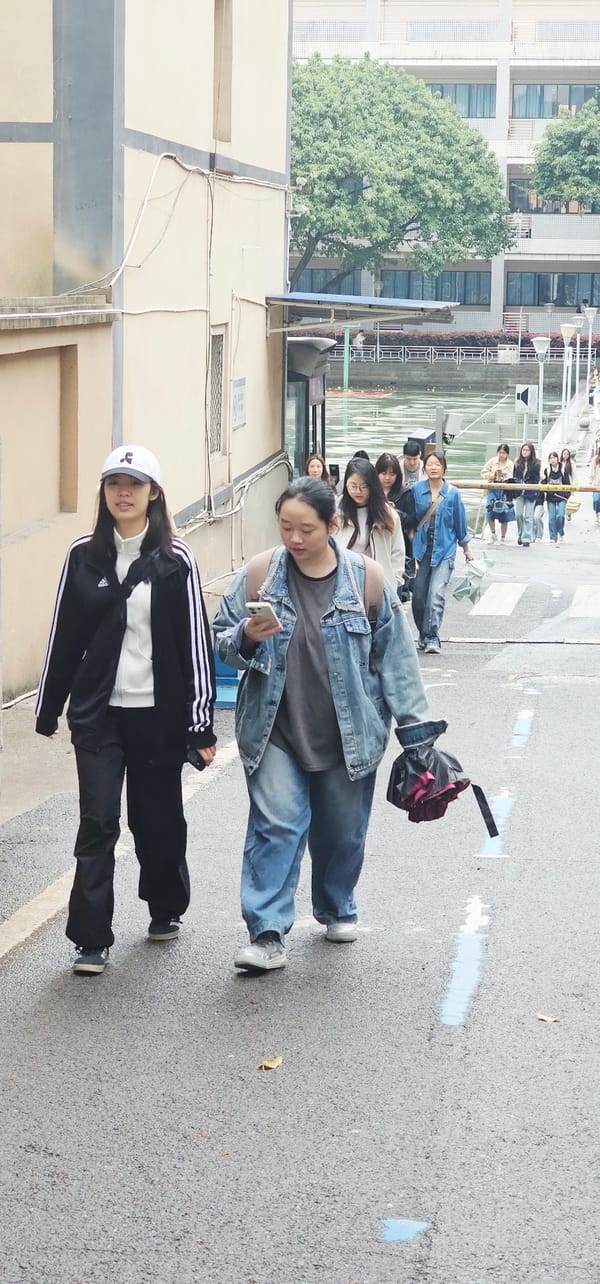 Ordinary life moments captured across Yuzhong District overnight