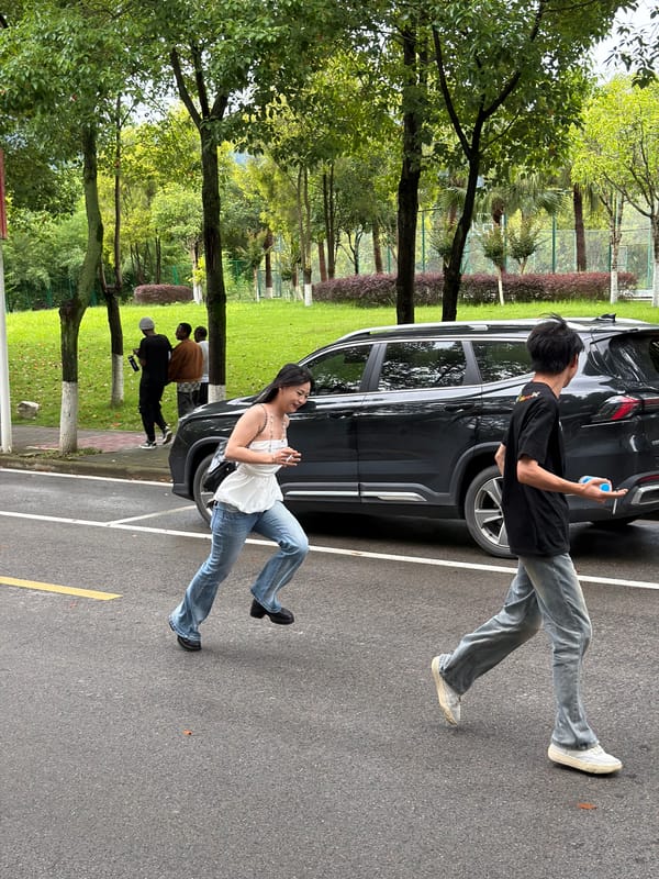 Daily life unfolds on Jiangjin streets during morning hours