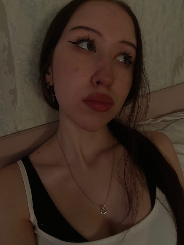 Young woman takes multiple selfies in Votkinsk residence