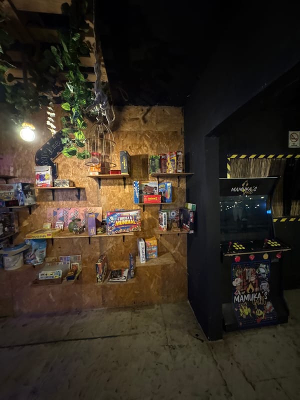 Gaming establishment neon displays documented in Cuernavaca overnight