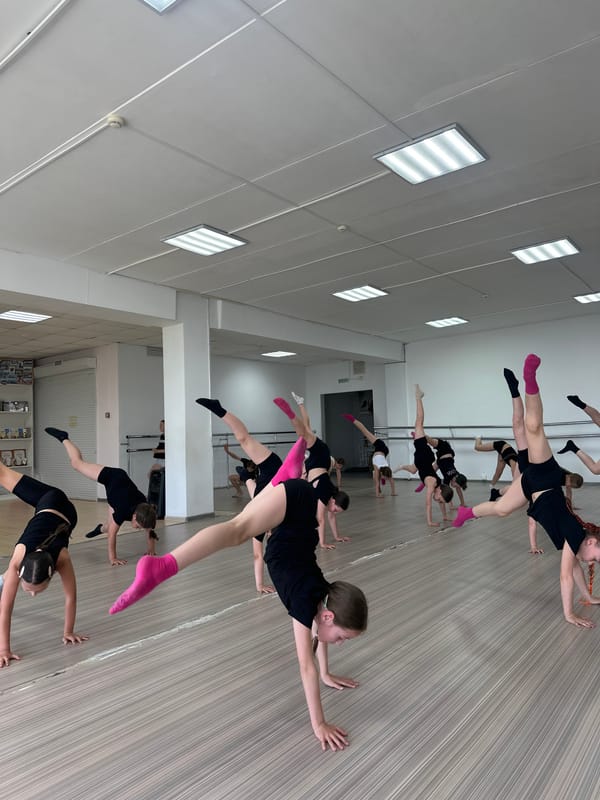 Young dancers practice synchronized routines in Votkinsk studio