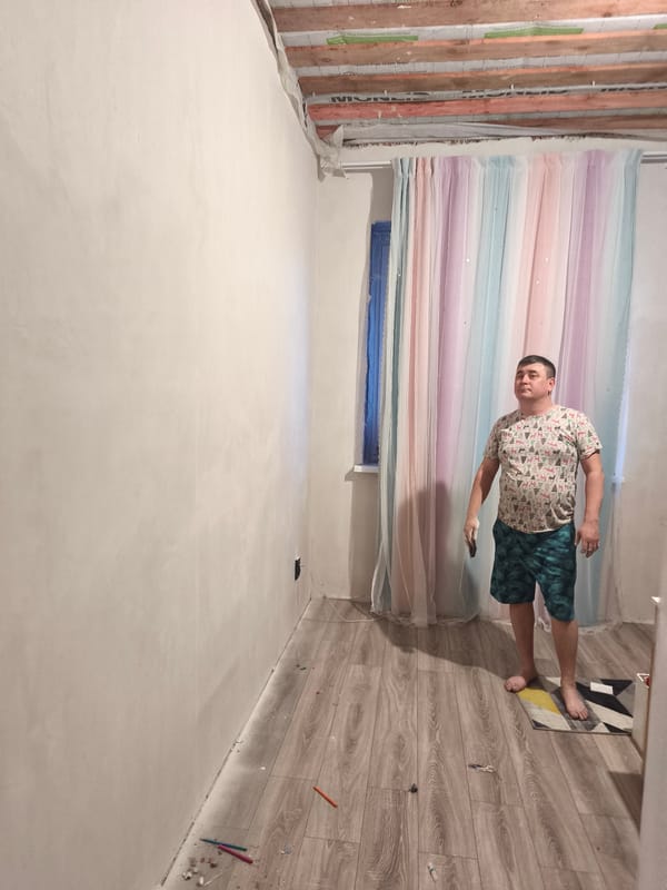 Room renovation documented in Сокуры, Russia