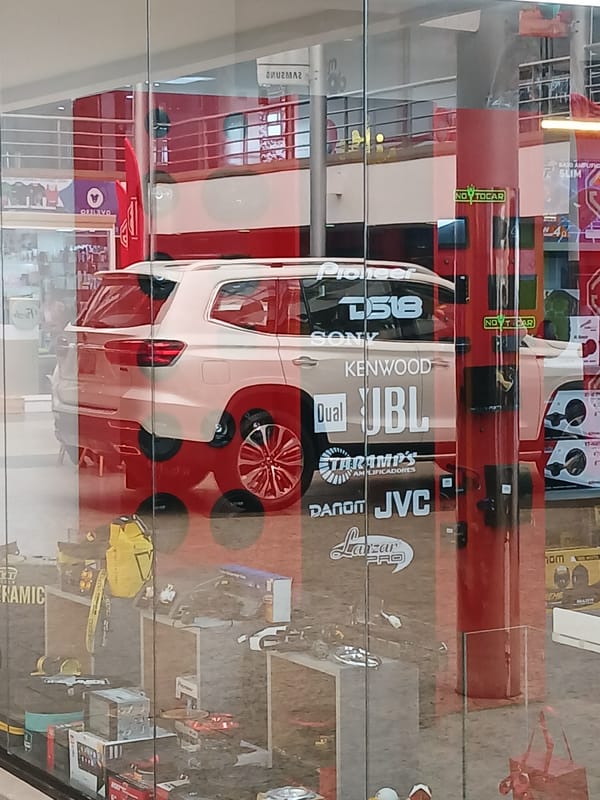 Evening retail window shopping captured in Ciudad Guayana