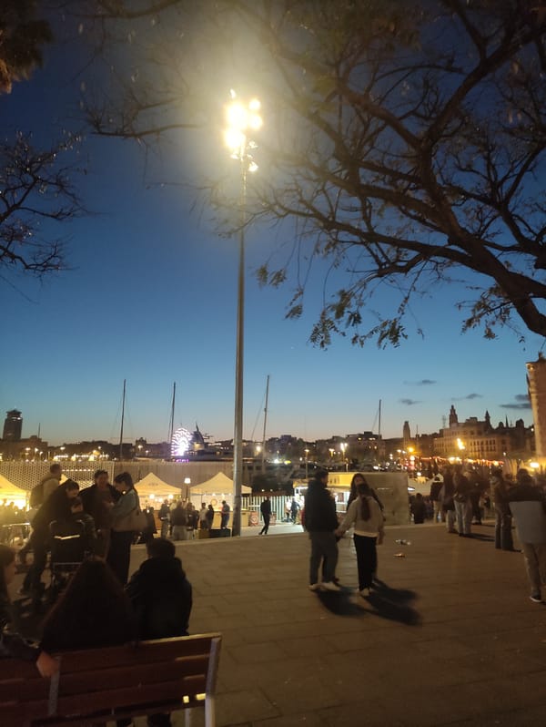 Evening food fair draws crowds to Barcelona waterfront