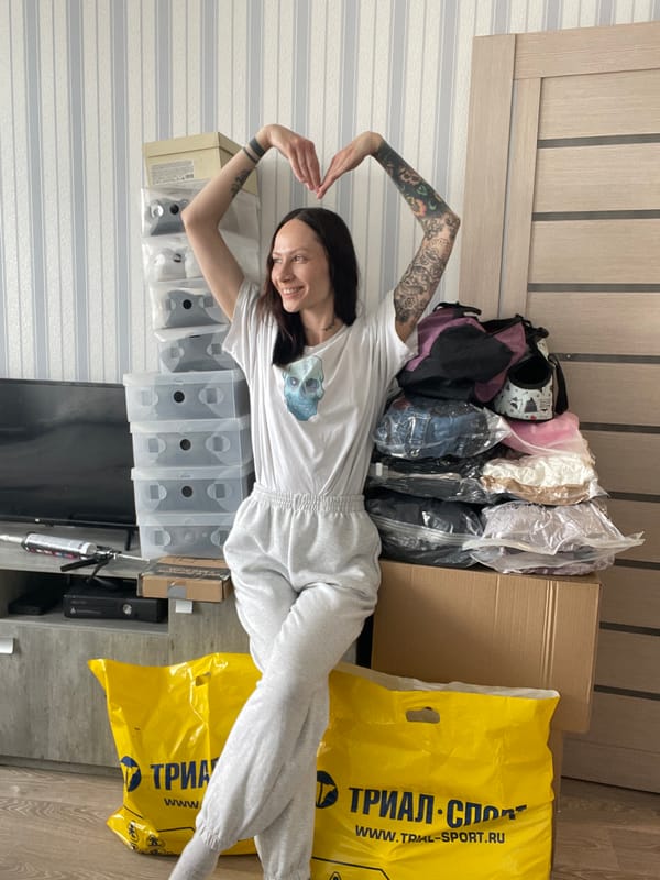 Heart gestures and quiet moments captured in Izhevsk morning