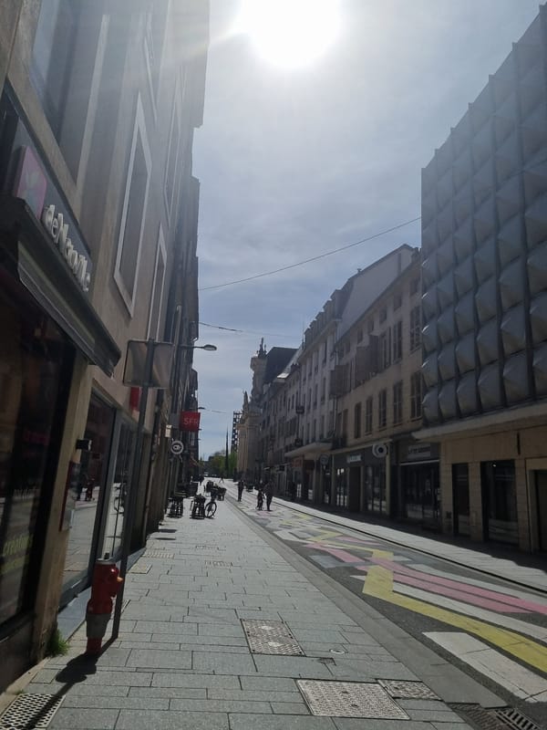 Morning walkthrough captures sunny Nancy streetscapes and landmarks