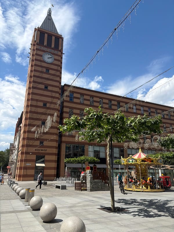 A summer morning along Dnipro's pedestrian center
