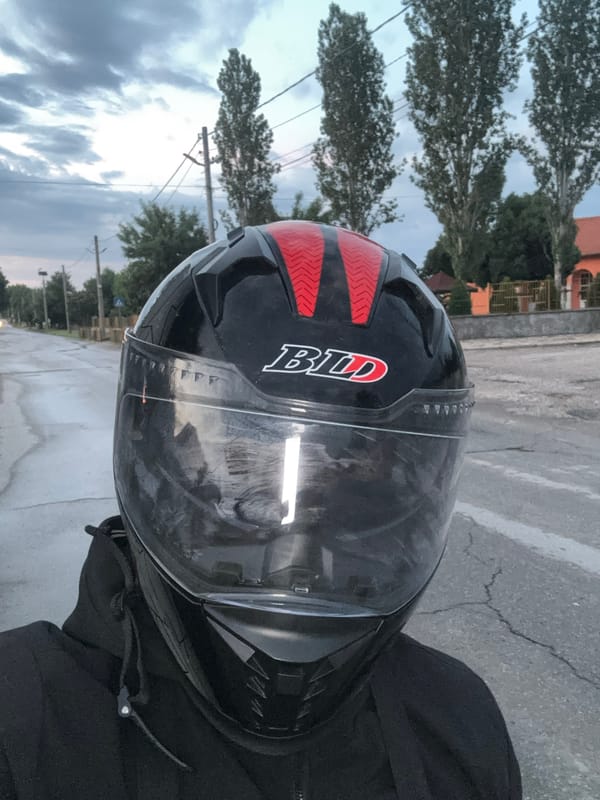 Motorcyclist in black helmet spotted in Malevo, Bulgaria