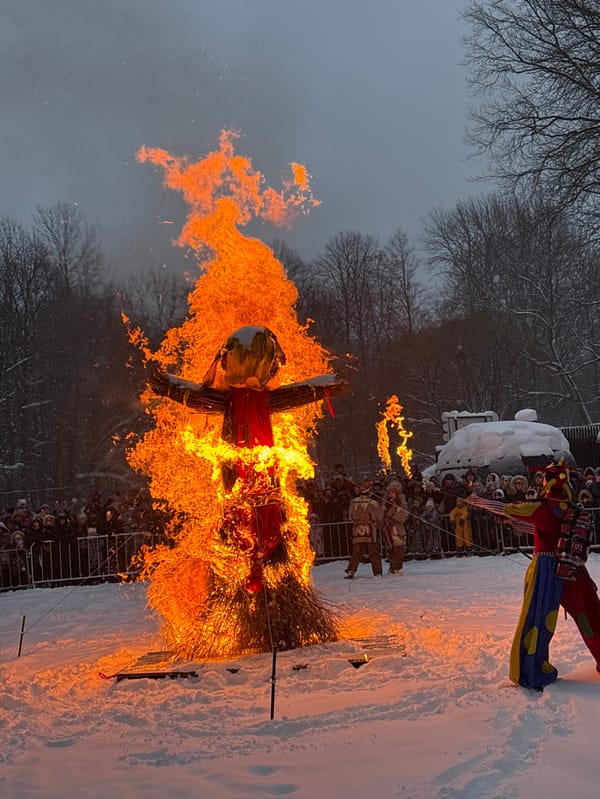 Winter festival with effigy burning draws crowds in Saint Petersburg