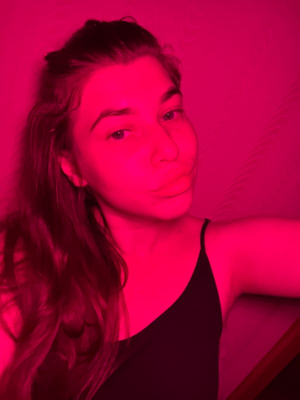 Indoor photo session with colorful lighting in Мещёры