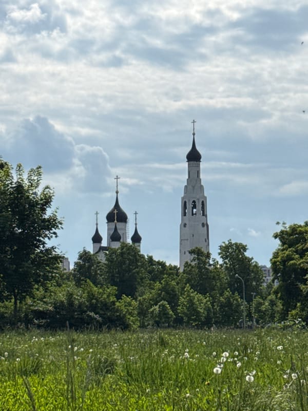 Sunny day leisure activities documented in Saint Petersburg