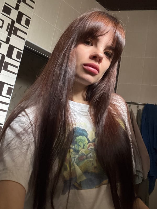 Woman takes bathroom selfies in Rostov-on-Don